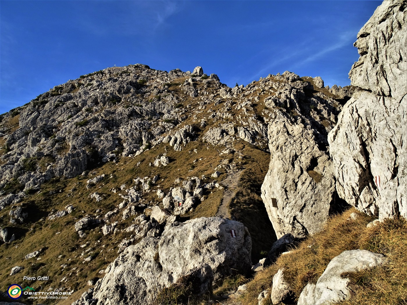 62 Ci abbassiamo al Passo La forca (1848 m) per salire in Cima Croce.JPG